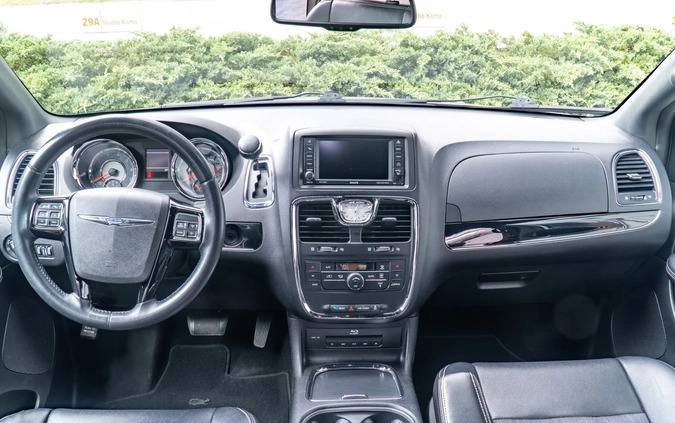 Chrysler Town &amp; Country cena 60500 przebieg: 115000, rok produkcji 2014 z Dobra małe 37
